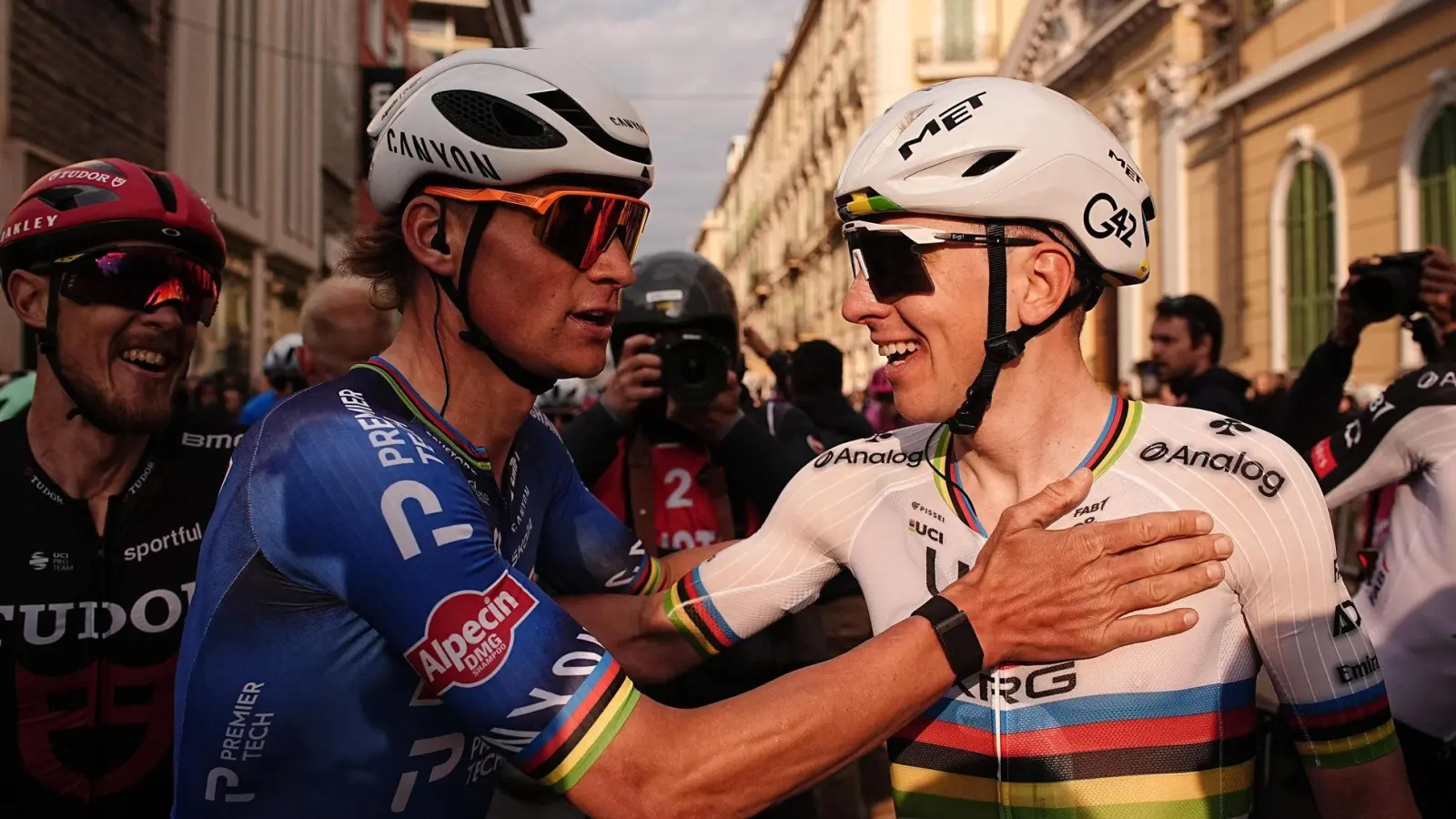 Mathieu van der Poel und Tadej Pogačar: Wer gratuliert am Sonntag wem? (Archivbild) (Foto: Marco Alpozzi/LaPresse/AP/dpa)