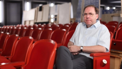 „Man kann hier eigentlich sehr gut Theater machen”: Intendant Axel Krauße im geschlossenen Großen Haus, das derzeit nur als Lager für Bühnenteile benutzt werden kann. (Foto: Thomas Wirth)
