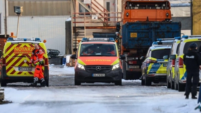 Die Polizei ist mit einem größeren Aufgebot vor Ort. (Foto: Alex Talash/dpa)