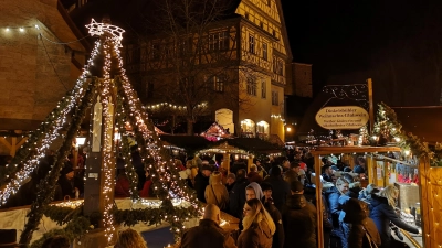 Ein Foto aus der Zeit vor den Baumaßnahmen an Haus B, als der Weihnachtsmarkt noch im Spitalhof stattfand. Dorthin soll er in diesem Jahr wieder zurückkehren und zudem noch wesentlich früher eröffnet werden als sonst. Letzteres stößt auf Kritik bei den Kirchen. (Archivfoto: Jürgen Binder)