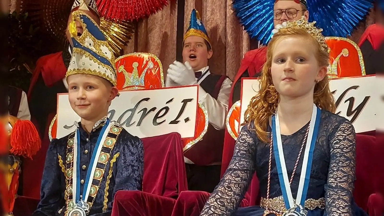 Das neue Neustädter Kinderprinzenpaar tritt stolz die Regentschaft an. (Foto: Sandra Buchwald)