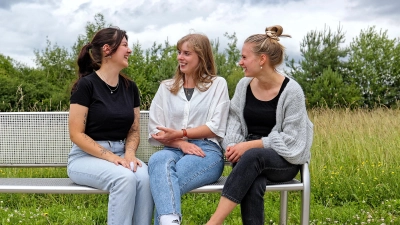 Die drei Hebammen Maike Loy, Melina Brandscher und Romy Reindler kommen in ihrem Job oft an ihre Grenzen. Ein anderer Beruf wäre für das Trio allerdings keine Option. (Foto: Tizian Gerbing)