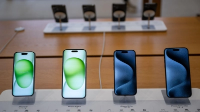 Das iPhone als freie Fläche für Apps anderer Anbieter als Apple? Das Digital-Gesetz DMA macht das für Nutzer in der EU möglich. (Archivbild)  (Foto: Monika Skolimowska/dpa)