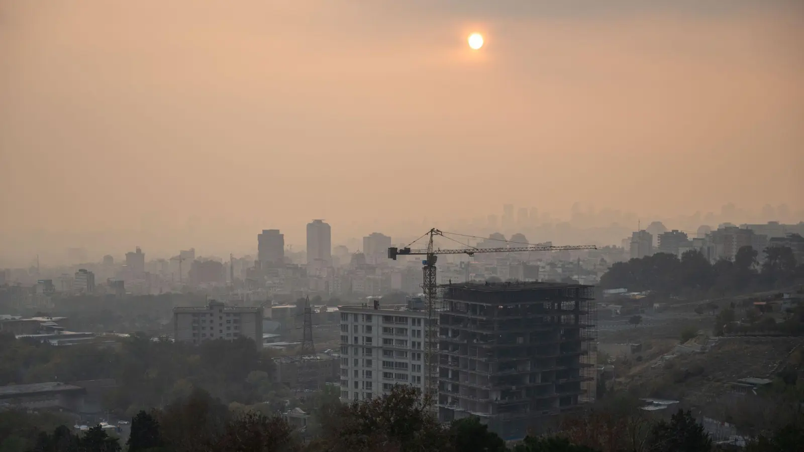 Wegen der drastischen Luftverschmutzung in Teheran hat die Umweltbehörde der Hauptstadt eine Warnung an die Bevölkerung ausgesprochen. (Archivbild) (Foto: Arne Immanuel Bänsch/dpa)