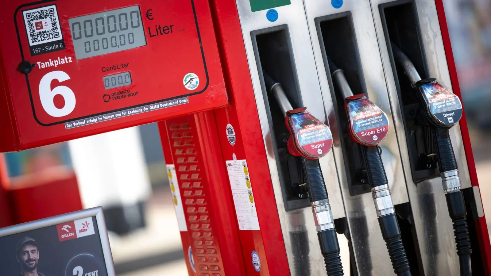 Klingbeil hält eine Entlastung der Bürger wegen der hohen Spritpreise weiter für nötig. (Symbolbild) (Foto: Philip Dulian/dpa)