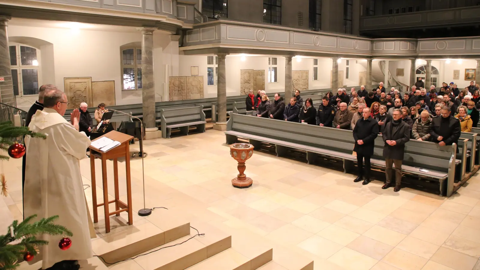 Erinnern an den Holocaust: Die Stadt Ansbach hatte mit der Bürgerbewegung für Menschenwürde und den evangelischen sowie den katholischen Gemeinden zu einer Gedenkstunde an die Opfer des Nationalsozialismus eingeladen.  (Foto: Alexander Biernoth)