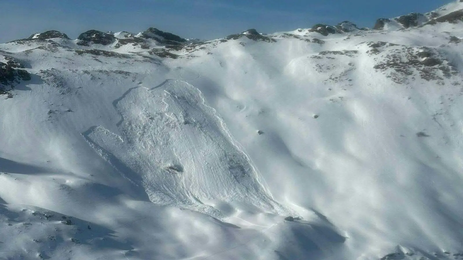 Im Raum Bad Hofgastein gab es einen Lawinenabgang - eine Frau starb in den Schneemassen.  (Foto: Unbekannt/BERGRETTUNG SALZBURG/APA/dpa)