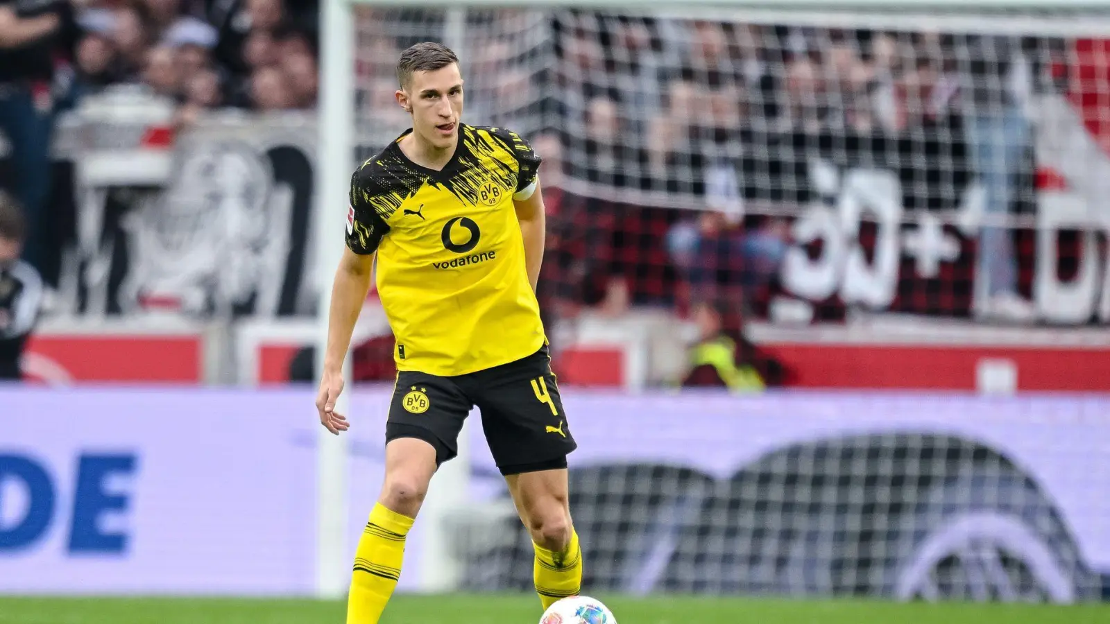 Nico Schlotterbeck hat seinen Vertrag bei Borussia Dortmund verlängert. (Archivbild)  (Foto: Harry Langer/dpa)