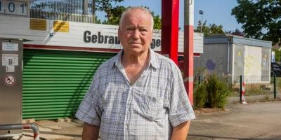 Der Eigentümer Michael Poschner steht vor den Trümmern seines Lebens. 60 Jahre lang hat er die Werkstatt an der Würzburger Landstraße betrieben. (Foto: Evi Lemberger)