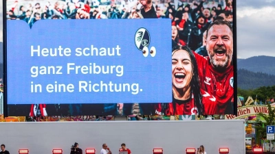 Finale auf großer Leinwand: In Freiburg verfolgen Tausende das Europa-League-Spiel ihres Clubs. (Foto: Philipp von Ditfurth/dpa)