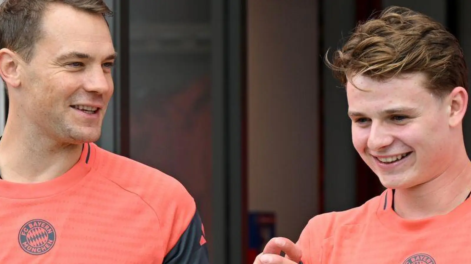 Optimale Torwart-Kombination: Manuel Neuer (l) und Jonas Urbig. (Archivbild) (Foto: Harry Langer/dpa)