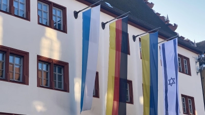 Am Ansbacher Rathaus hängt eine neue Flagge Israels, um an die Opfer der Hamas-Überfälle zu erinnern. (Foto: Manfred Blendinger)