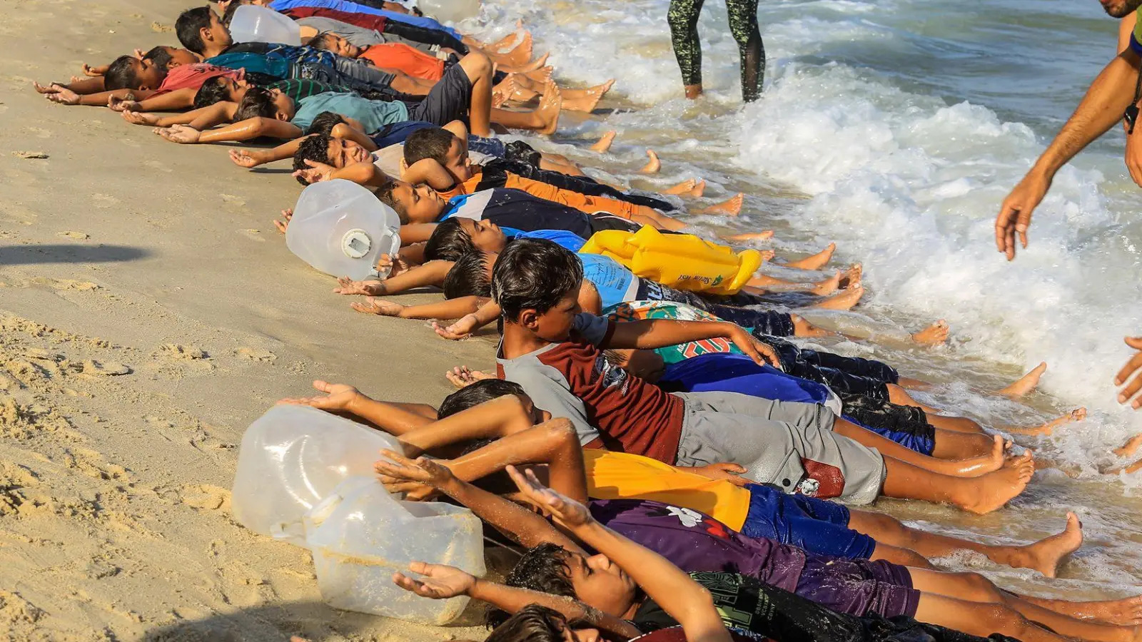 Seit dem Sommer findet das Schwimmtraining im Gazastreifen wieder statt, seitdem haben Hunderte Kinder schwimmen gelernt.  (Foto: Abed Rahim Khatib/dpa)