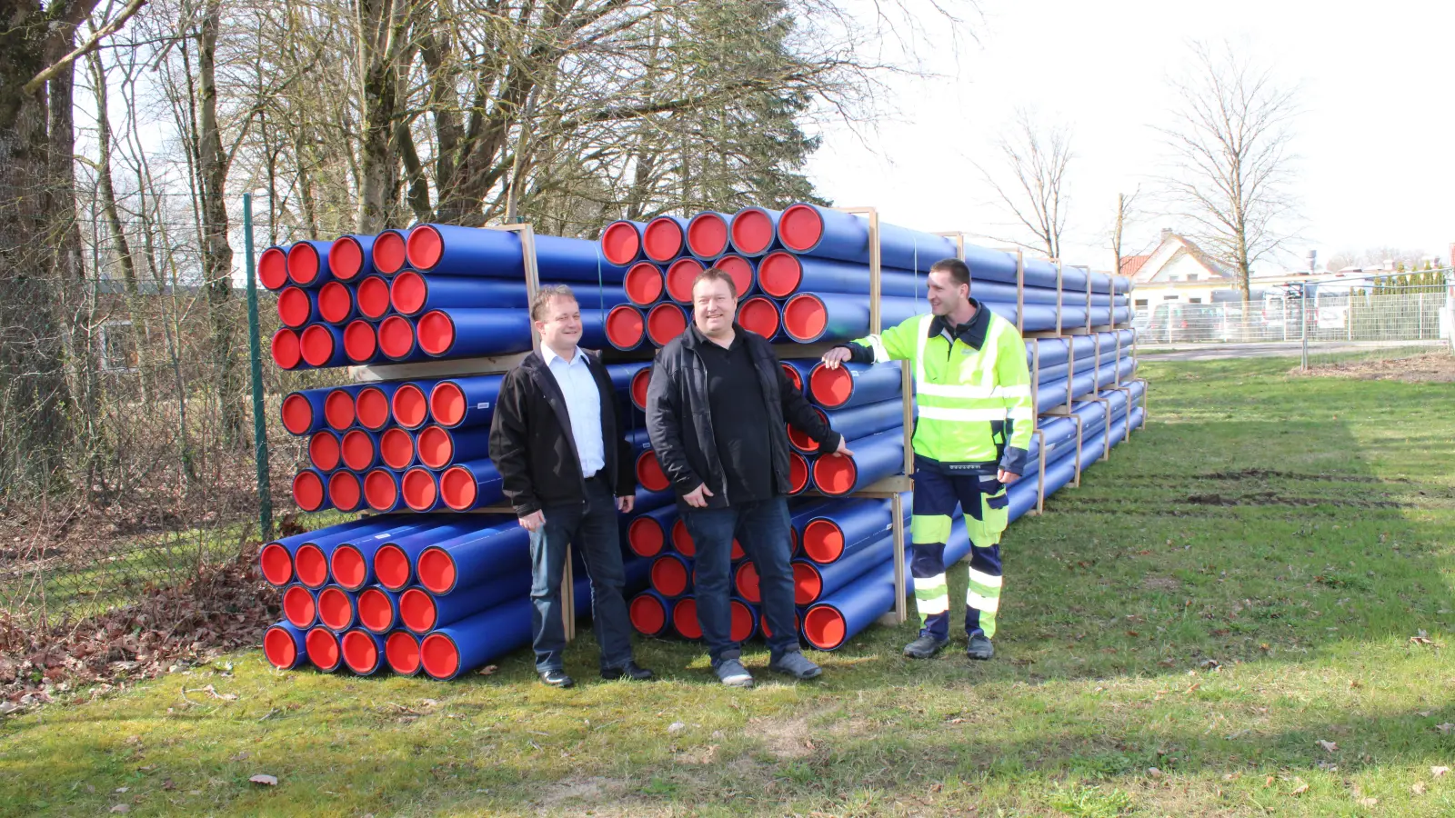 Kaufmännischer Werke-Leiter Thomas Stöhr, stellvertretender Technischer Werke-Leiter Alexander Strauß und der verantwortliche Wassermeister Harald Ströhlein (von links) nahmen eine Lieferung von 1000 Meter Hauptrohr- leitungen, die in diesem Jahr verbaut werden sollen, in Empfang. (Foto: Herbert Dinkel)