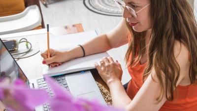 Stift oder Tastatur? Wer im Gespräch stichpunktartig mitschreibt, merkt sich mehr – und kann danach schneller ein Protokoll oder To-dos ableiten. (Foto: Christin Klose/dpa Themendienst/dpa-tmn)