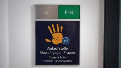 Nur wenige Vergewaltigungen werden zur Anzeige gebracht. Am Kölner Hauptbahnhof und am Berliner Ostbahnhof gibt es bei der Bundespolizei Anlaufstellen für Frauen, die Opfer von Gewalt geworden sind. (Symbolbild)  (Foto: Henning Kaiser/dpa)
