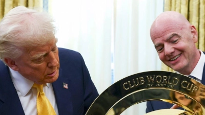 US-Präsident Donald Trump (l) und FIFA-Präsident Gianni Infantino mit der goldenen WM-Trophäe im Oval Office des Weißen Hauses. (Foto: Uncredited/Pool/AP/dpa)