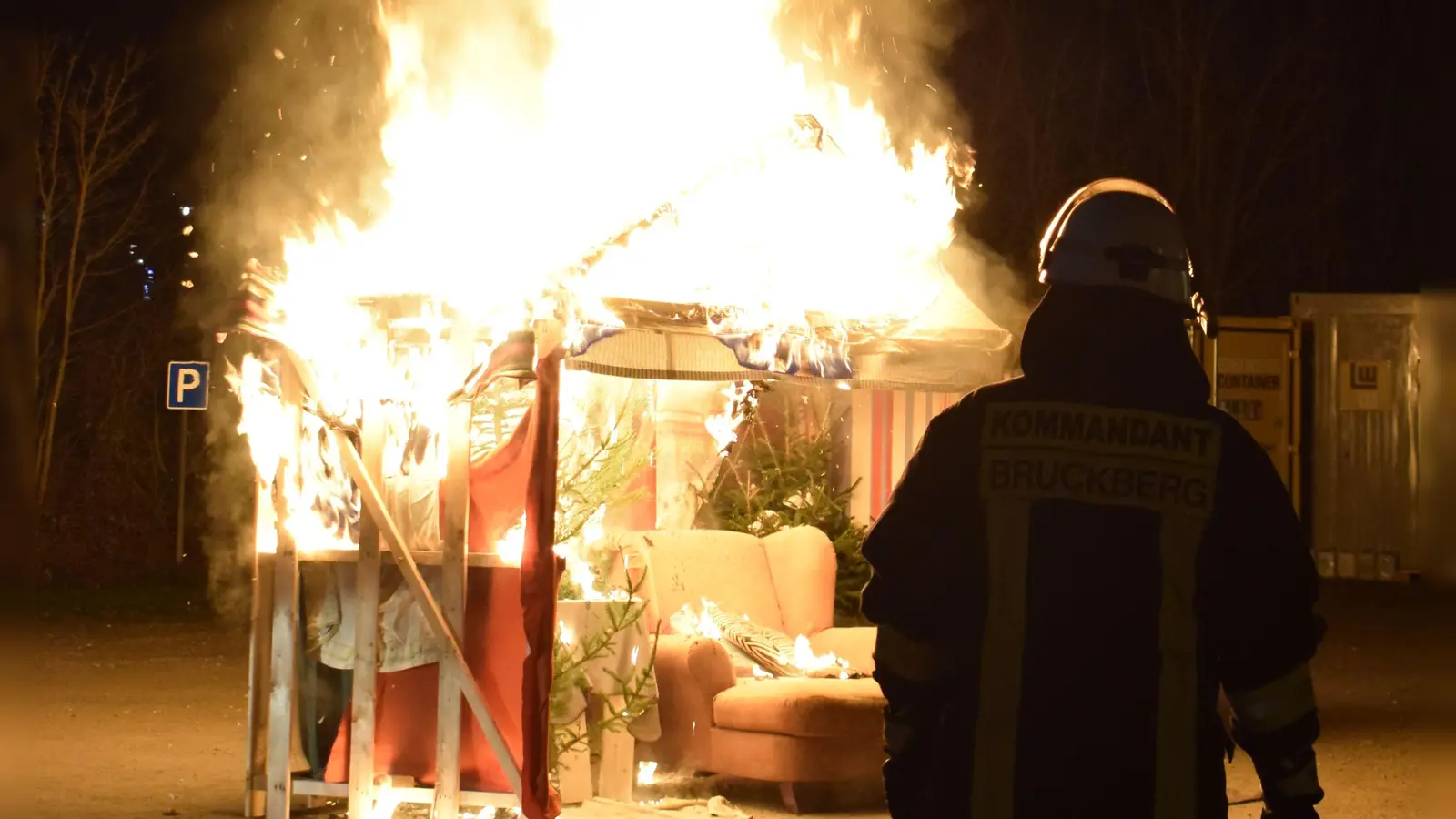 Bei der Übung der Bruckberger Brandschützer schlugen die Flammen lichterloh in den dunklen Himmel. (Foto: Christina Özbek)