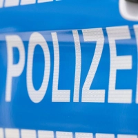 Die Polizei ermittelt nach dem Fund einer Leiche in einem brennenden Fahrzeug in Bayerisch Eisenstein. (Symbolbild) (Foto: Boris Roessler/dpa)