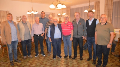 Die beiden Vorsitzenden Johann Deppner und Fritz Franke (von rechts) mit (von links) Chorleiter Dieter Jörg und den letzten Sängern des „Liederkranzes Mönchsroth Werner Lang, Friedrich Auernhammer, Jochen Rothammel, Helmut Meyer, Anton Bäuml, Henry Gröber und Wilfried Glatter. (Foto: Peter Tippl)