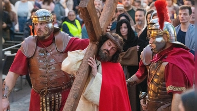 Die Aufführung zieht jedes Jahr Tausende Zuschauer an. (Archivbild)  (Foto: Stefan Puchner/dpa)