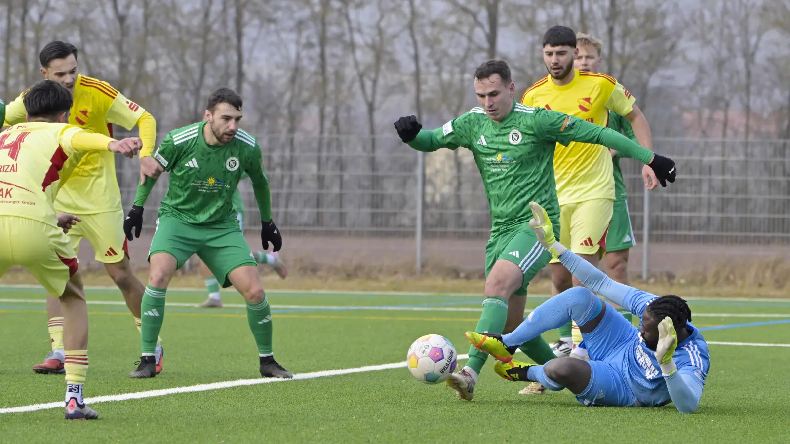 Die Ansbacher Sven Landshuter (grünes Trikot, links) und Lukas Schmidt (rechts), hier im Testspiel gegen den ATSV Erlangen, haben gegen Gebenbach schon Tore erzielt. (Foto: Martin Rügner)