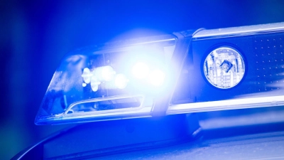 Die Einsatzkräfte sperrten die Bundesstraße zur Reinigung der Straße. (Symbolbild) (Foto: Lino Mirgeler/dpa)