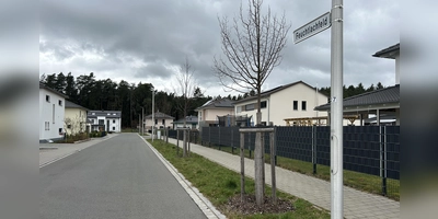 Straßen sind im Feuchtlachfeld gebaut, Bäume gepflanzt und Grundstücke erschlossen: Die dafür anfallenden Kosten werden von der Stadt auf die Grundstücksbesitzer umgelegt. Das kann teuer werden. (Foto: Florian Pöhlmann)