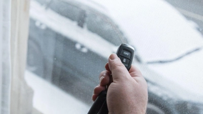 Bei diesem Anblick aus dem Fenster ahnt man schon: Heute muss gekratzt werden. (zu dpa: „Wie eine Wärmflasche Autofahrern im Winter helfen kann“) (Foto: Christin Klose/dpa-tmn/dpa)