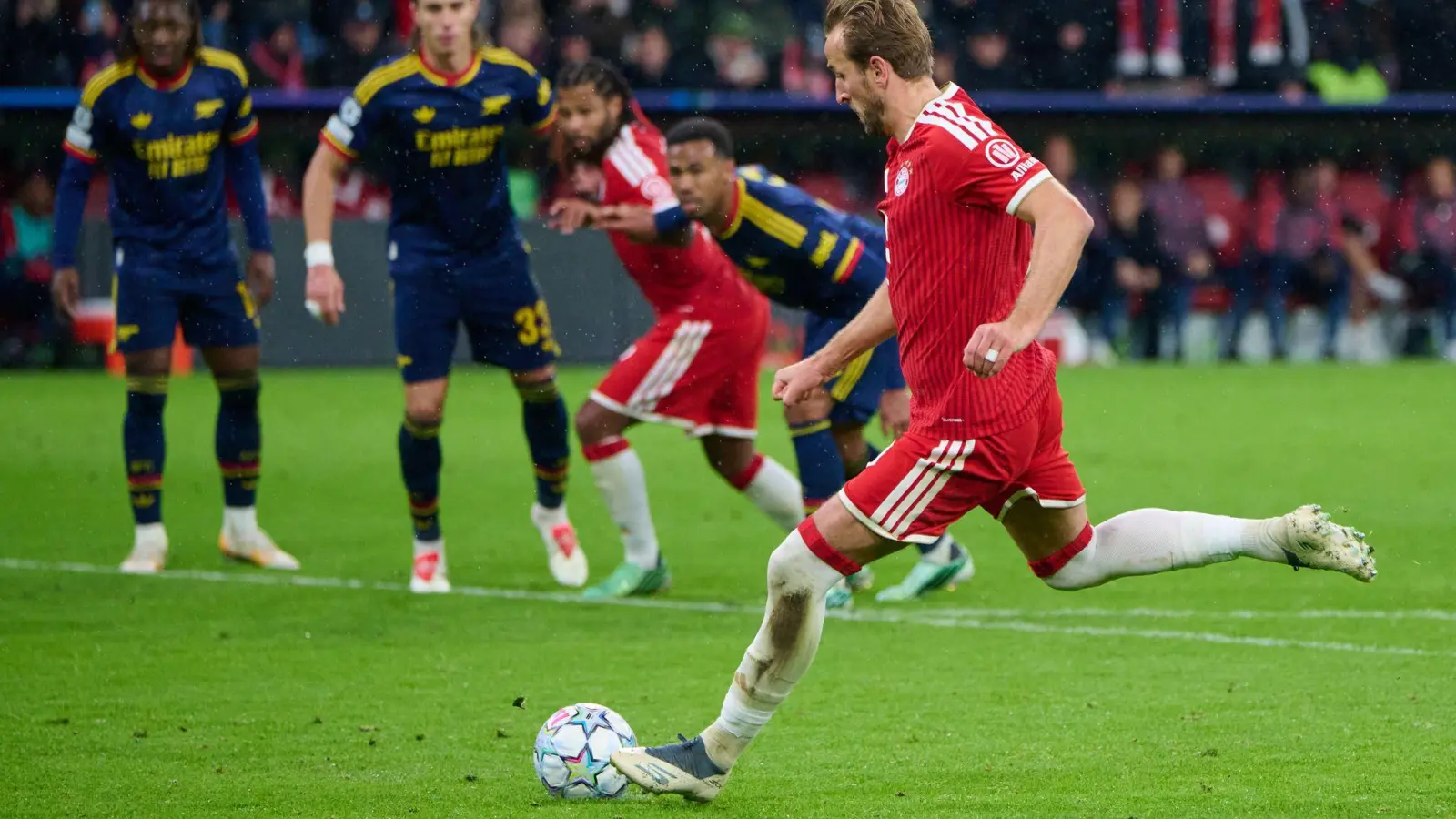 Vom Punkt verwandelt Harry Kane fast immer sicher. Gegen Arsenal führte er auch einen Abstoß aus. (Foto: Sven Hoppe/dpa)