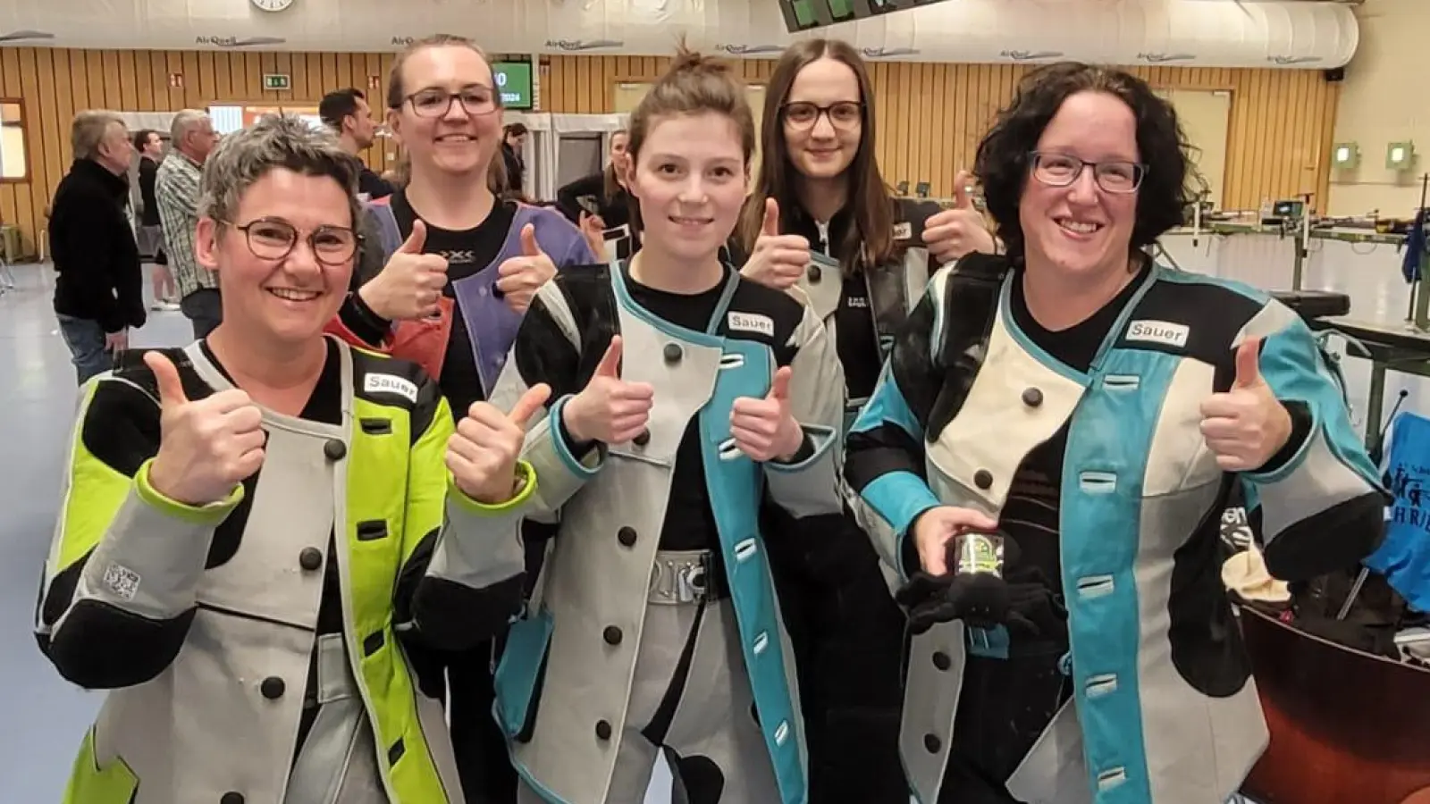 Daumen hoch, auch wenn es mit dem Aufstieg nicht geklappt hat. Meister SV Lehrberg mit (von links): Alexandra Ott, Nicole Rossel, Veronika Haub, Hanna Stubenrauch und Michaela Schmidt. (Foto: Roland Obermeier)