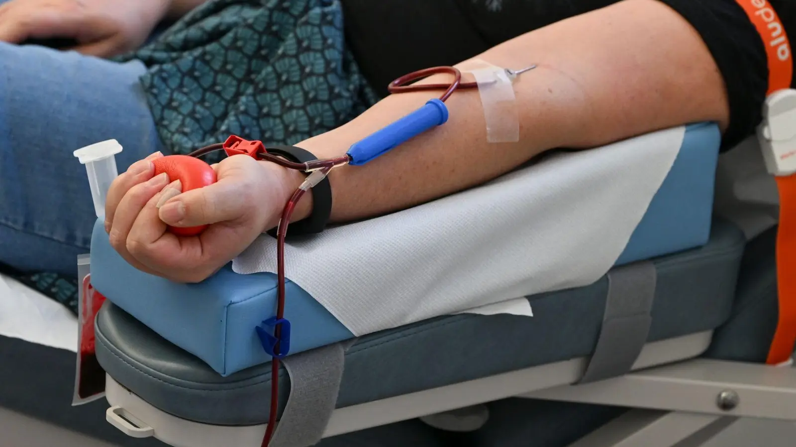 Derzeit werden die Blutkonserven knapp. Grünen-Politiker Janosch Dahmen fordert daher flexiblere Modelle für das Spenden - etwa mit Hilfe von Telemedizin. (Foto: Jens Kalaene/dpa)