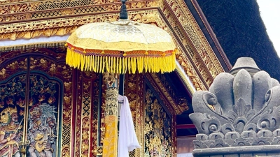 An einem Tempel in Ubud auf Bali ist ein Zeremonienschirm zu sehen. Der balinesische Hinduismus ist samt Mythen und Ritualen auf der Insel allgegenwärtig. (Foto: Carola Frentzen/dpa)