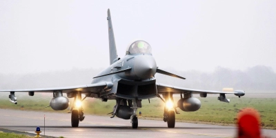 Zwei Jets des Typs Eurofighter flogen am Freitag sehr tief über Herrieden. (Symbolbild: Hauke-Christian Dittrich/dpa)