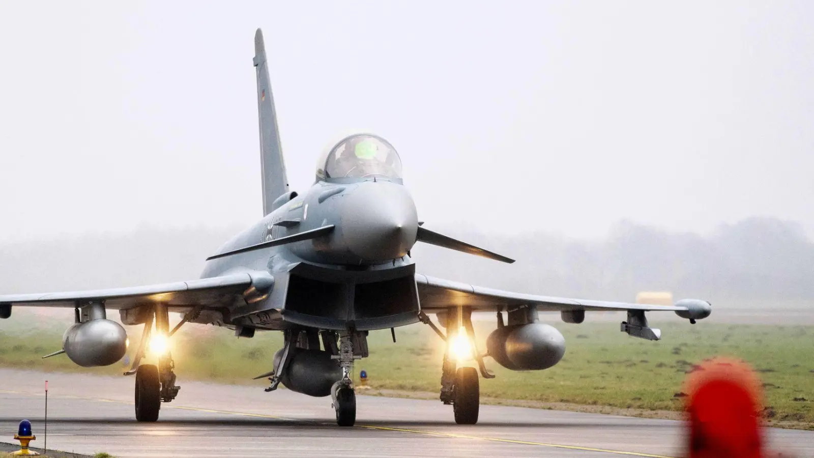 Zwei Jets des Typs Eurofighter flogen am Freitag sehr tief über Herrieden. (Symbolbild: Hauke-Christian Dittrich/dpa)