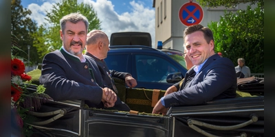 Ministerpräsident Markus Söder in der Kutsche beim Umzug – mit ihm fuhren der Landtagsabgeordnete Andreas Schalk (rechts), Bürgermeister Michael Trzybinski (hinten links) und der stellvertretende Landrat Hans Henninger. (Foto: René Chlopotowski)