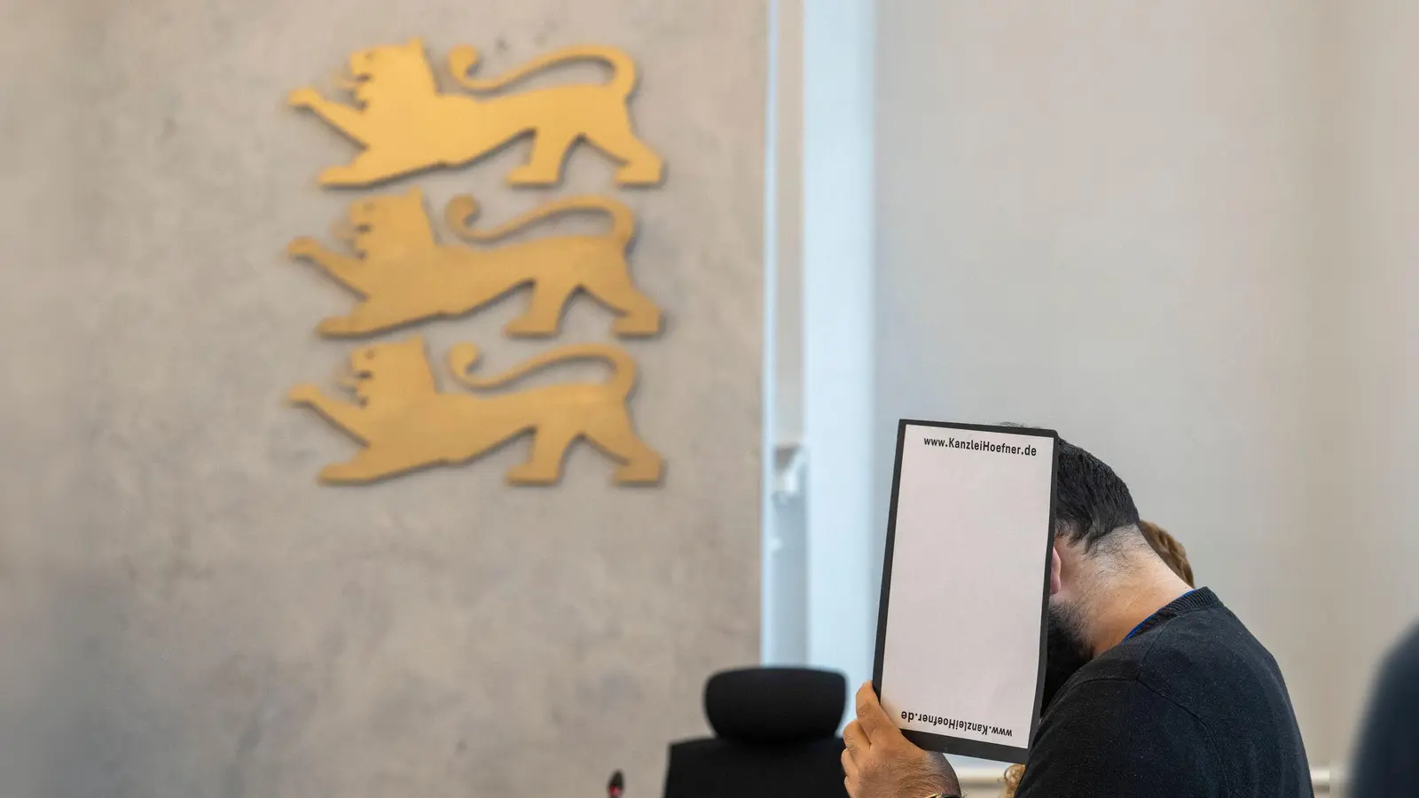 Ein Islamlehrer ist wegen sexuellen Missbrauchs und Körperverletzung von Minderjährigen vom Landgericht Ellwangen zu einer hohen Gefängnisstrafe verurteilt worden. (Archivbild) (Foto: Stefan Puchner/dpa)