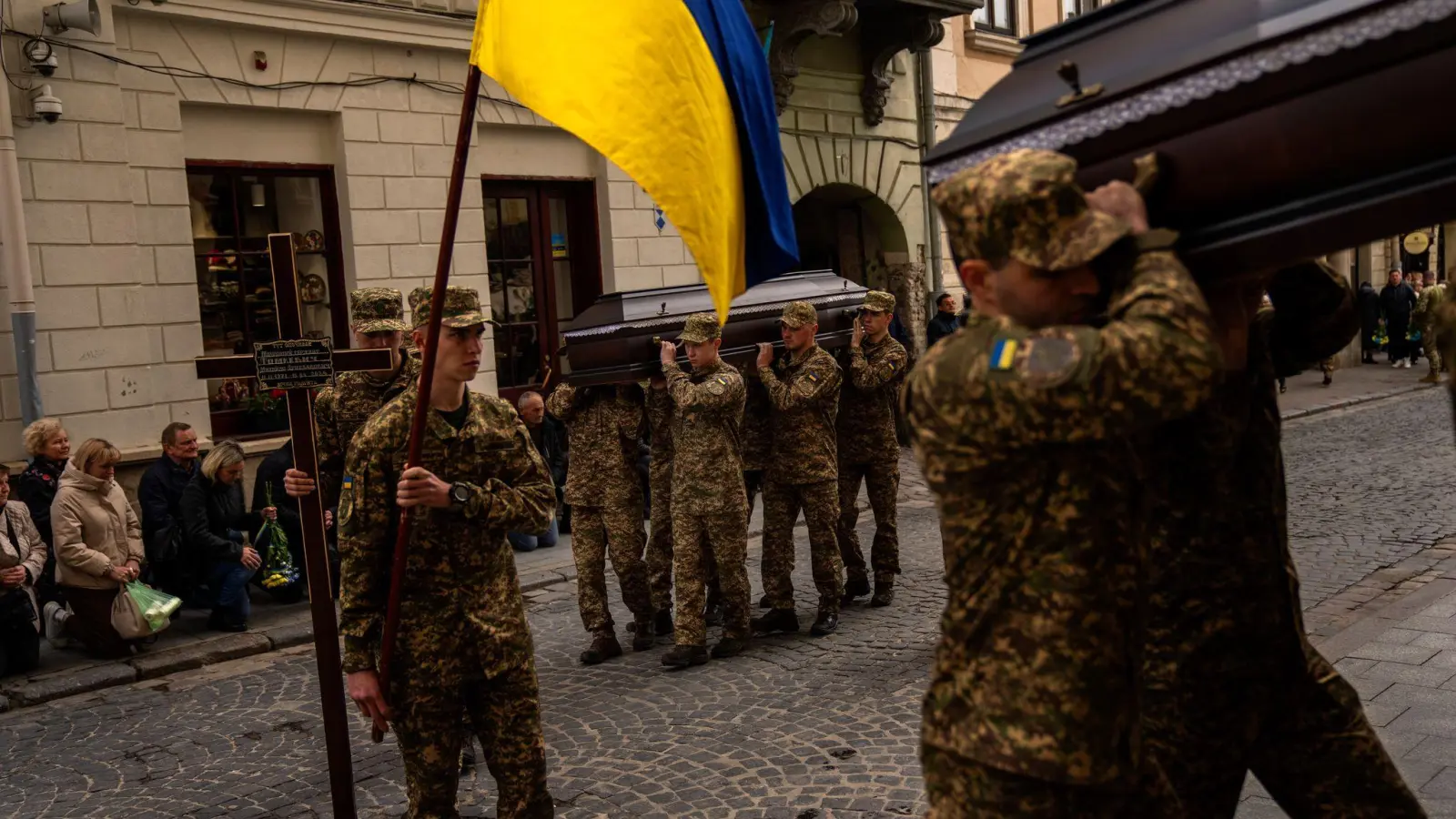 Beerdigungen von toten Soldaten sind in der Ukraine an der Tagesordnung. (Archivbild) (Foto: Francisco Seco/AP)