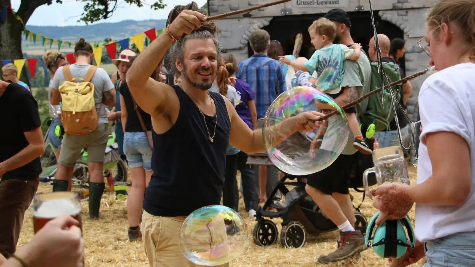 Feierlustige unterschiedlichen Alters, darunter auch viele Familien, machten bereits in den Vorjahren das besondere Flair des Weinturmfestivals aus. (Foto: Jens Plackner)