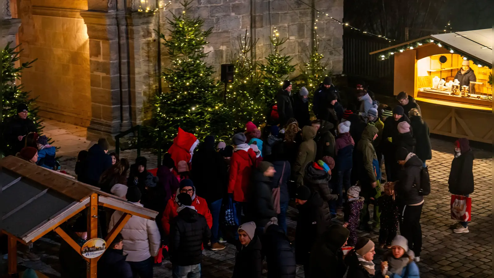 Der Feuchtwanger Weihnachtsmarkt war gut besucht: Die Verantwortlichen zogen ein positives Fazit. (Foto: Erich Herrmann)