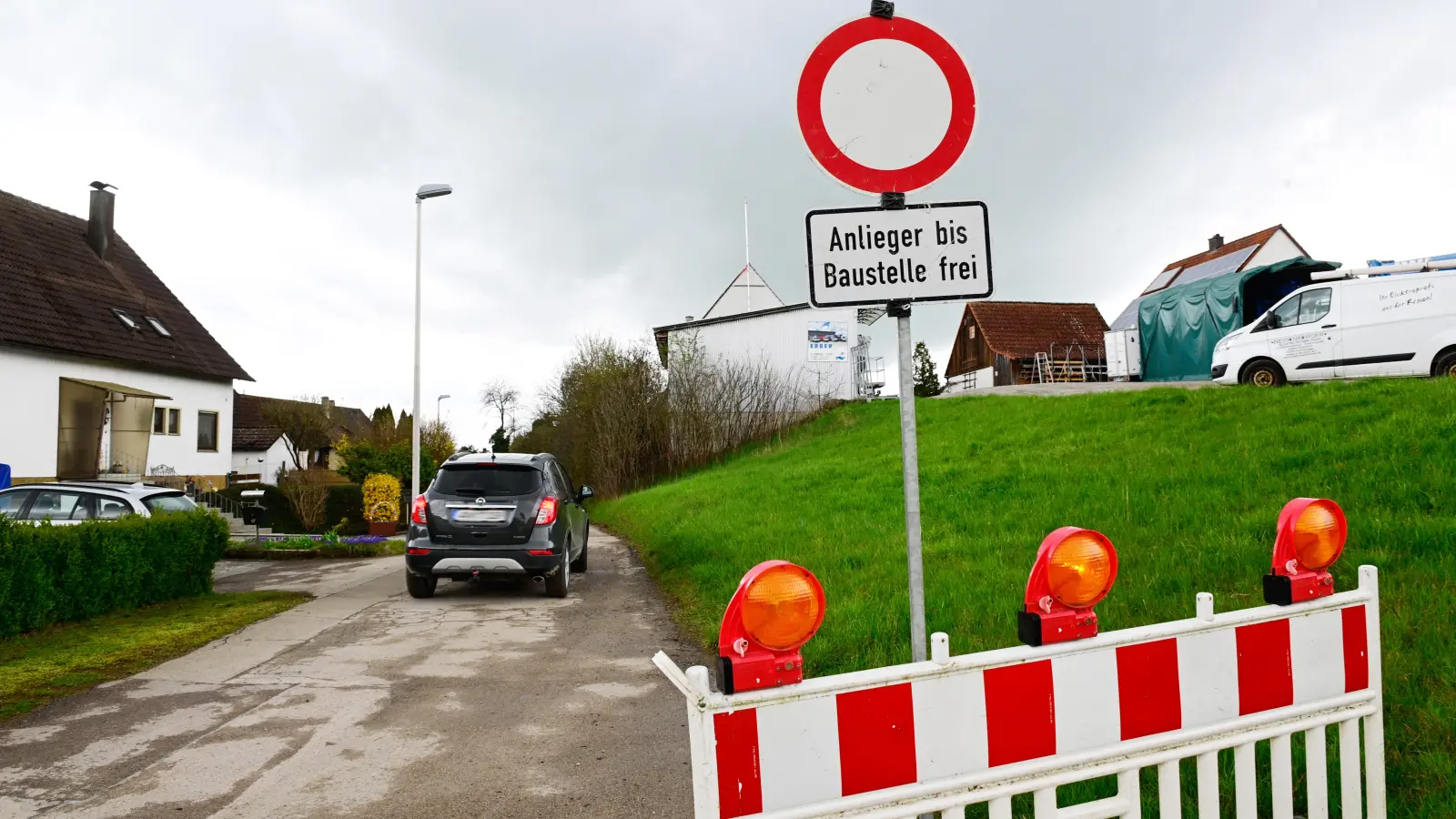 Bis 20. Dezember wird in Käferbach die Kanalisation gebaut. Und dabei bekommt die seit Jahrzehnten marode Ortsdurchfahrt eine „neue geschlossene Straßenoberfläche“, so die Verwaltung. (Foto: Jim Albright)