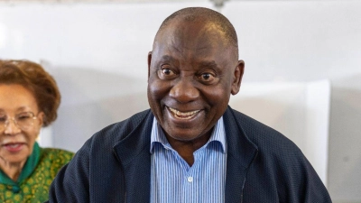 Der südafrikanische Präsident Cyril Ramaphosa während seiner Stimmagabe in Soweto. (Foto: Jerome Delay/AP/dpa)