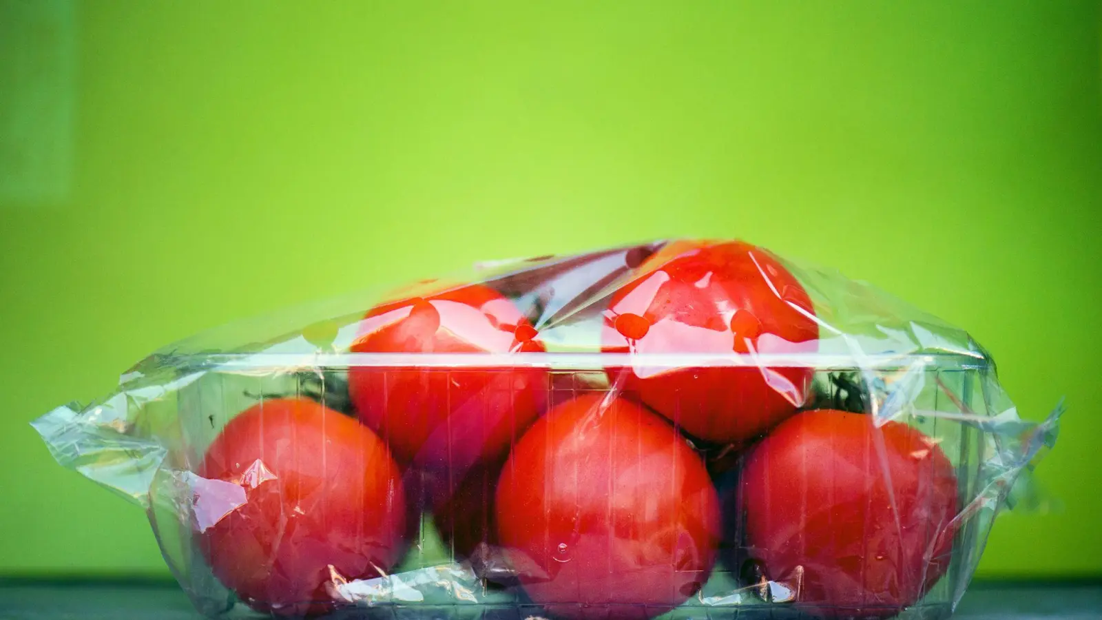 Trotz jahrelanger Nachhaltigkeitsdebatten wird Gemüse häufig noch in Plastikverpackungen verkauft. (Symbolbild) (Foto: picture alliance / dpa)