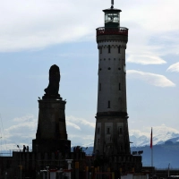 Die Lindauer Wahrzeichen, der bayerische Löwe und Deutschlands südlichster Leichtturm, sind jedes Jahr Ziel von Nobelpreisträgern und Nachwuchswissenschaftlern aus der ganzen Welt. (Archivbild) (Foto: Karl-Josef Hildenbrand/dpa)