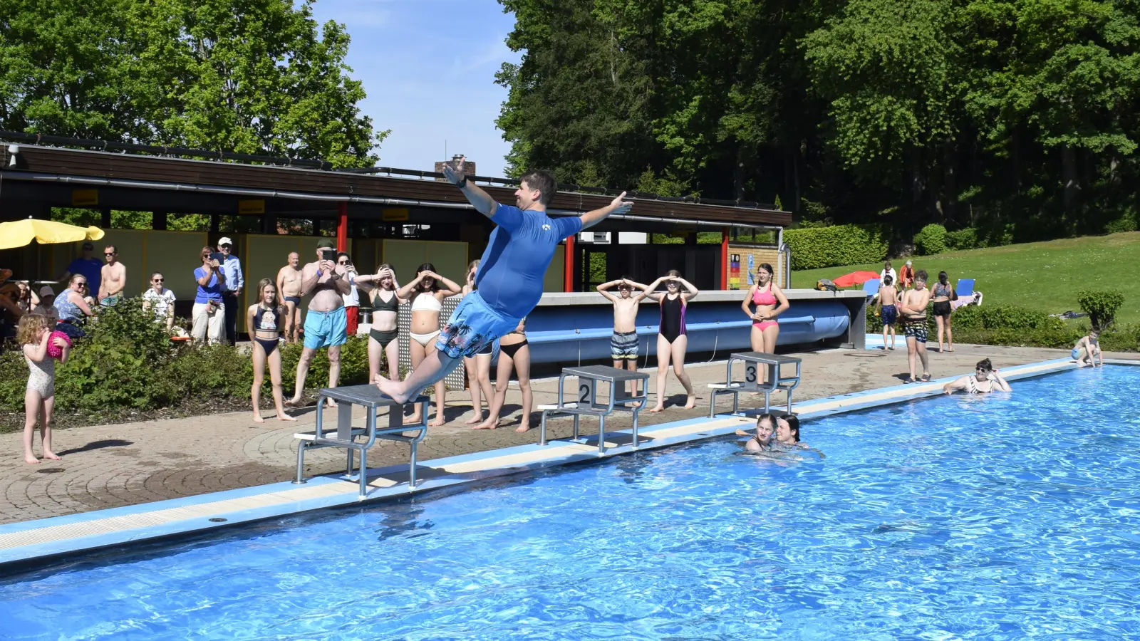 Der neue Bürgermeister von Lichtenau, Florian Szaefer, eröffnete die Badesaison im Freibad traditionell mit einem Sprung ins Wasser. (Foto: Christina Özbek)