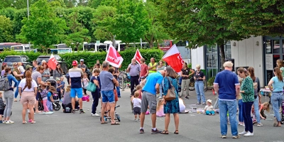 Auf dem Parkplatz vor dem Onoldiasaal versammelten sich im Juni 2023 Eltern und Kinder der städtischen Kindertasgesstätten, um gegen die satte Gebühren-Erhöhung zu protestieren. (Archivfoto: Jim Albright)