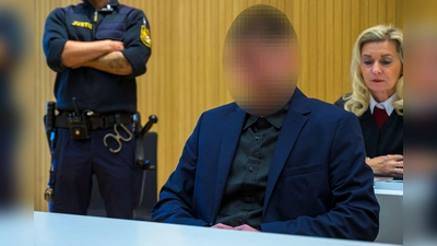 Der Angeklagte soll rund einen Kilometer weit mit dem Auto gefahren sein, obwohl sein Partner auf der Motorhaube lag. (Foto: René Chlopotowski/dpa)
