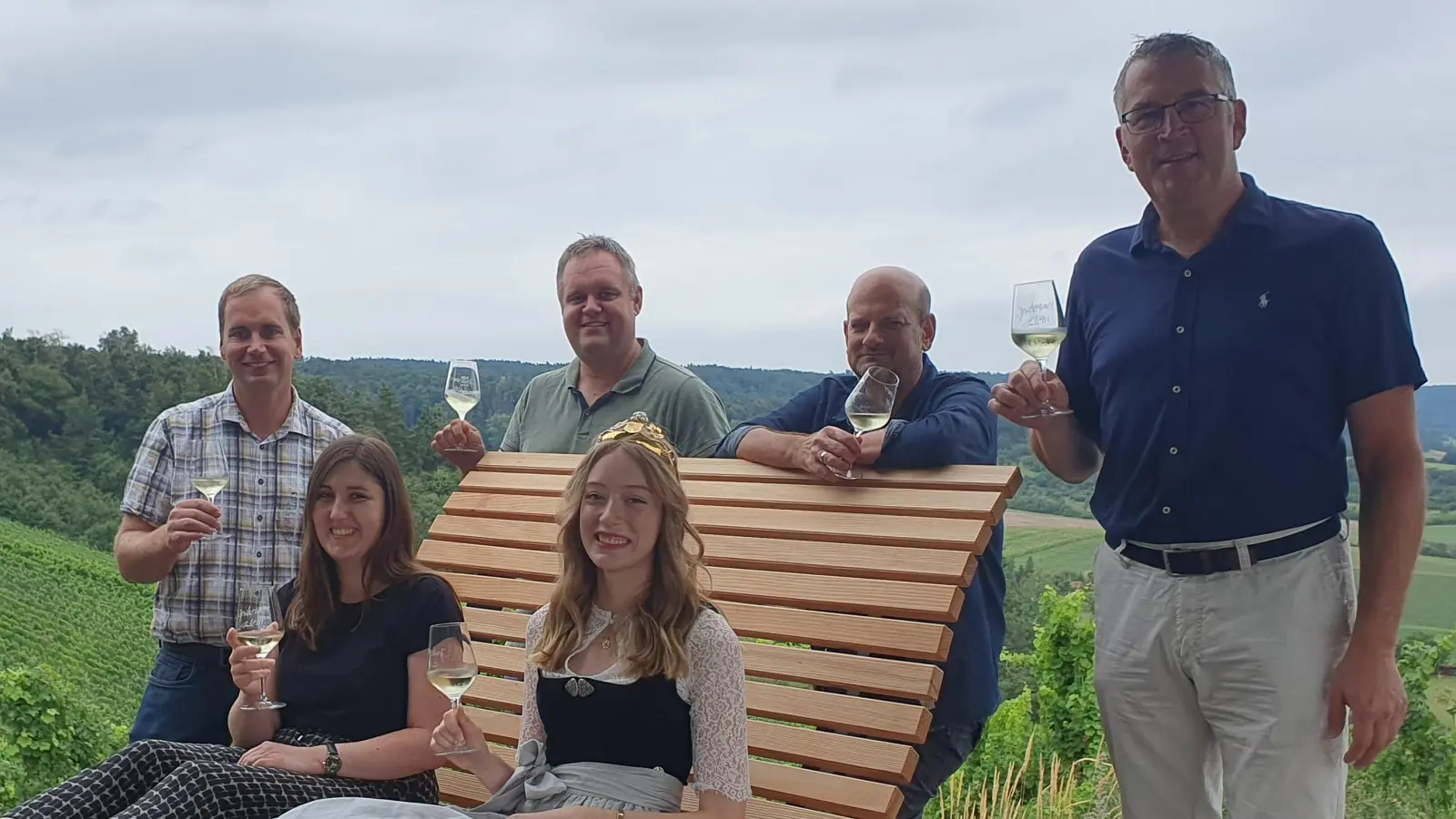 Begeistert von den neuen Himmelsliegen (von links): Winzer Thomas Kreiselmeyer, Theresia Pöschl, Stefan Eber, Weinkönigin Hanna Düll, Winzer Bernd Hofmann und Bürgermeister Stefan Schmidt. (Foto: Anna Franck)