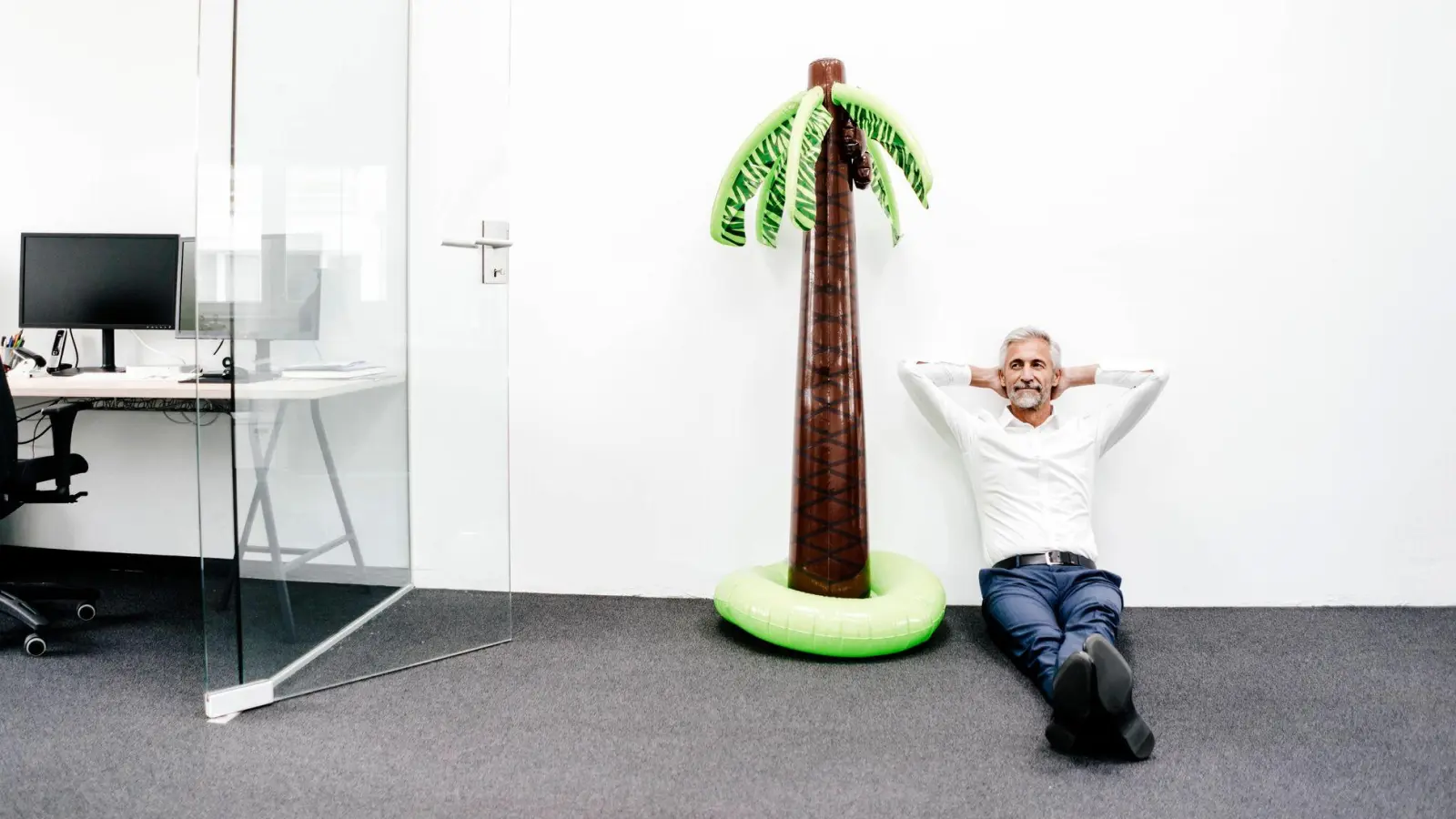 Urlaubsplanung: Fairness entsteht durch klare Kriterien und offene Absprachen. (Foto: Kniel Synnatzschke/Westend61/dpa-tmn)