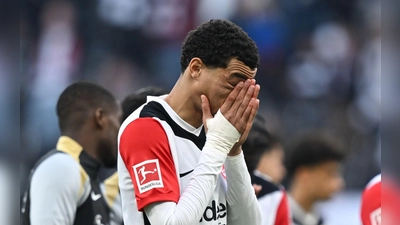 Frankfurts Hugo Ekitiké scheiterte in der Nachspielzeit mit einem Handelfmeter an Union-Torwart Frederik Rönnow. (Foto: Arne Dedert/dpa)